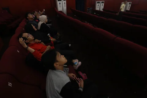 Pengunjung menyaksikan wahana edukasi di Planetarium Taman Ismail Marzuki, Jakarta, Kamis (25/12/2025).