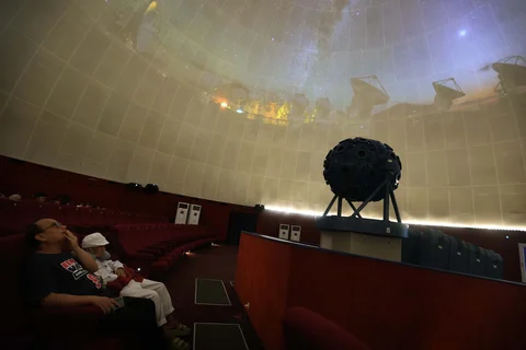 Pengunjung menyaksikan wahana edukasi di Planetarium Taman Ismail Marzuki, Jakarta, Kamis (25/12/2025).