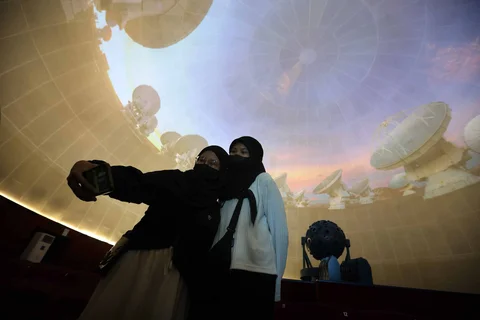 Pengunjung menyaksikan wahana edukasi di Planetarium Taman Ismail Marzuki, Jakarta, Kamis (25/12/2025).