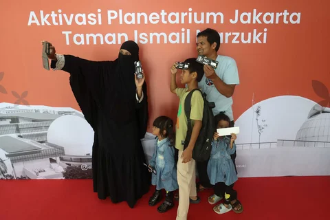 Pengunjung berselfi di Planetarium Taman Ismail Marzuki, Jakarta, Kamis (25/12/2025).