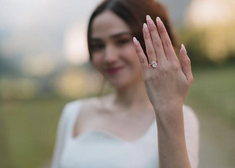 Foto Detail Cincin Syifa Hadju saat Dilamar El Rumi, Elegan dengan Berlian Mewah 3.01 Karat (sumber: Instagram/syifahadju)