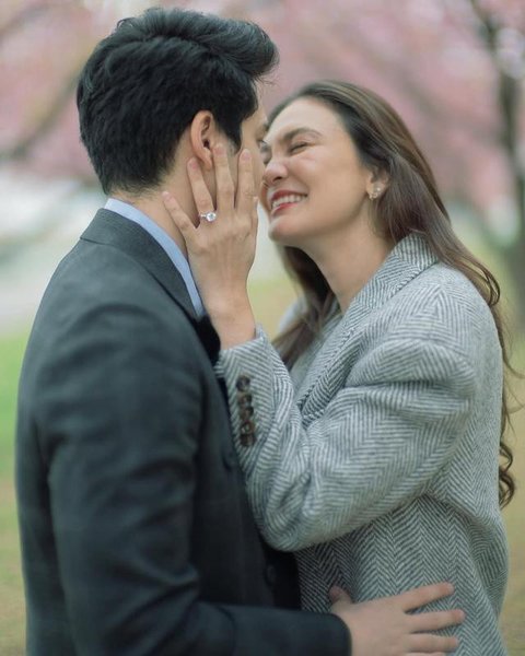 Foto Detail Cincin Syifa Hadju saat Dilamar El Rumi, Elegan dengan Berlian Mewah 3.01 Karat (sumber: Instagram/syifahadju)