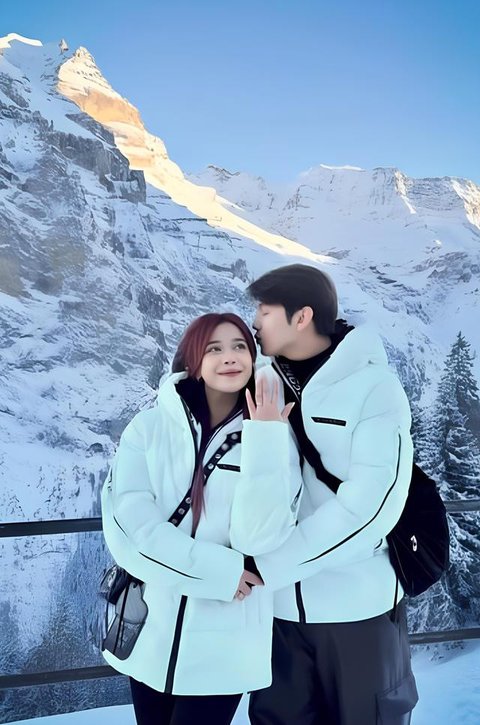 Foto Detail Cincin Syifa Hadju saat Dilamar El Rumi, Elegan dengan Berlian Mewah 3.01 Karat (sumber: Instagram/syifahadju)