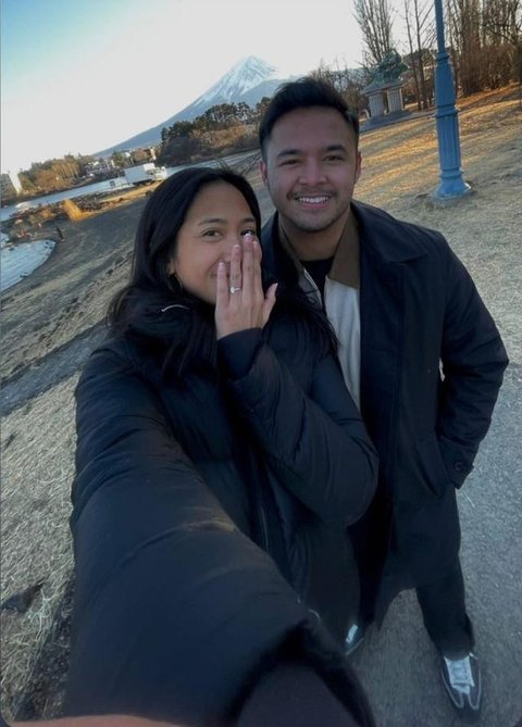 Foto Detail Cincin Syifa Hadju saat Dilamar El Rumi, Elegan dengan Berlian Mewah 3.01 Karat (sumber: Instagram/syifahadju)