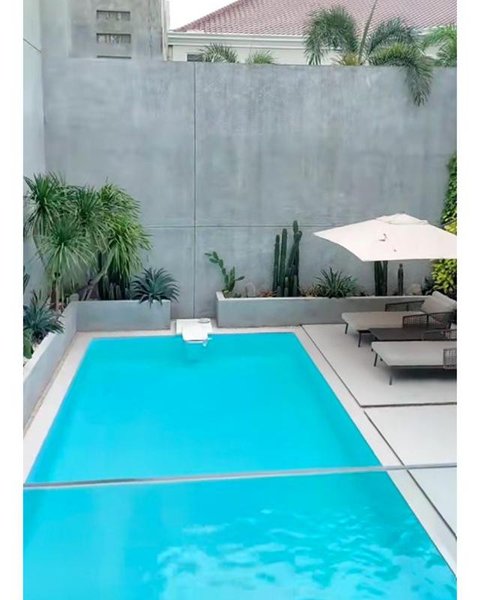 Potret area kolam renang rumah Aura Kasih. [TikTok: @sunnyaurakasih]