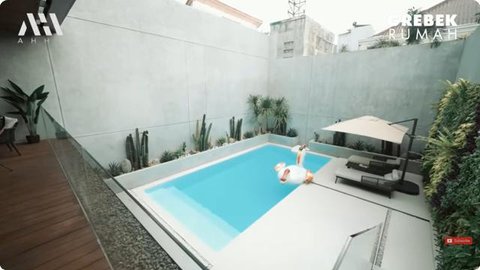 Potret area kolam renang rumah Aura Kasih. [TikTok: @sunnyaurakasih]