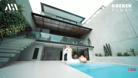 Potret area kolam renang rumah Aura Kasih. [TikTok: @sunnyaurakasih]