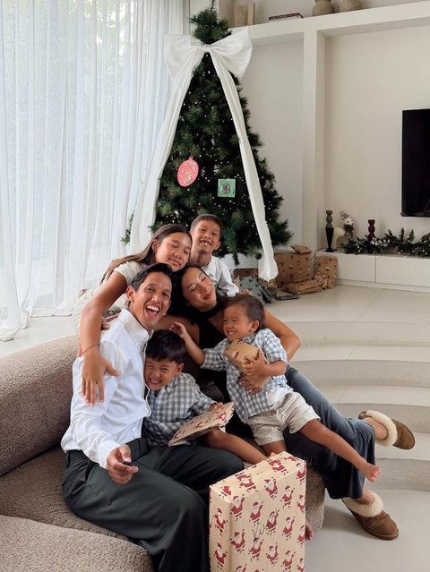 Potret Keluarga Artis Beda Agama Rayakan Natal (instagram/jenniferbachdim)