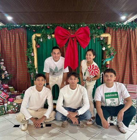 Potret Keluarga Artis Beda Agama Rayakan Natal (instagram/jenniferbachdim)