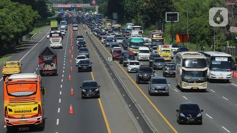 Gerbang Tol (GT) Cikampek Utama beroperasi secara penuh untuk layani kendaraan menuju arah Jakarta saat arus balik Lebaran 2025. (Jasa Marga)