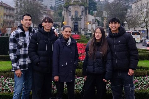 Sejumlah artis Indonesia merayakan Natal 2025 di luar negeri, memperlihatkan momen kehangatan bersama keluarga tercinta.