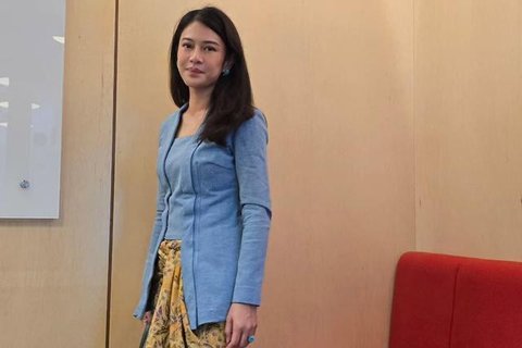 Dian Sastrowardoyo membagikan foto dirinya mengenakan kebaya berbahan denim di aku Instagram pribadinya @therealdisastr pada Rabu 2025. Foto: Instagram.com/@therealdisastr