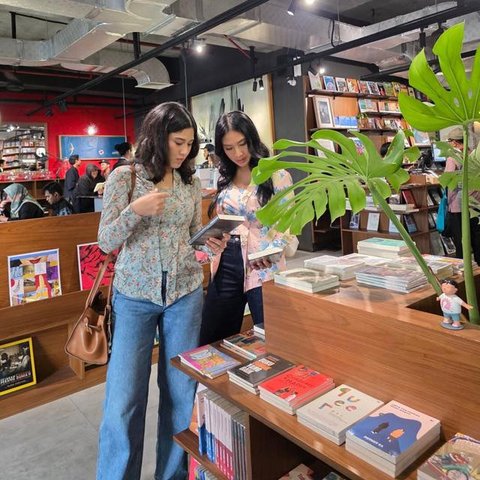 Dian Sastrowardoyo membagikan foto dirinya mengenakan kebaya berbahan denim di aku Instagram pribadinya @therealdisastr pada Rabu 2025. Foto: Instagram.com/@therealdisastr
