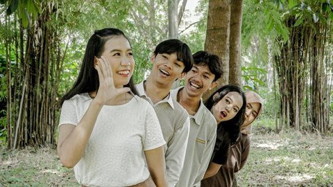 Kembang api menghiasi malam pergantian tahun baru 2018 di kawasan silang Monumen Nasional (Monas), Jakarta, Senin (1/1/2018). Monas menjadi salah satu lokasi pilihan Warga Jakarta untuk meray