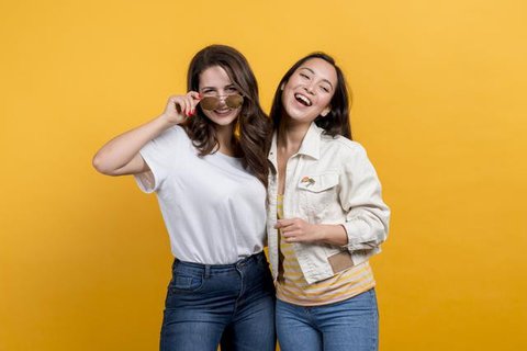 Kembang api menghiasi malam pergantian tahun baru 2018 di kawasan silang Monumen Nasional (Monas), Jakarta, Senin (1/1/2018). Monas menjadi salah satu lokasi pilihan Warga Jakarta untuk meray