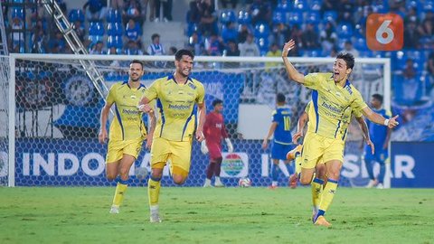 Pemain Persib Bandung, Federico Barba (kanan), dan sang pelatih, Bojan Hodak, dalam sesi konferensi pers, Jumat (26/12/2025), menjelang laga melawan PSM Makassar.  (Bola.com/Erwin Snaz)