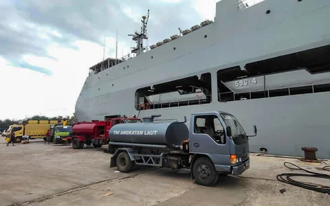 KRI Makassar-590 yang membawa bantuan logistik korban benca alam Aceh saat tiba di Pelabuhan Krueng Geukueh, Kecamatan Muara Satu, Kota Lhokseumawe, Kamis (25/12/2025).