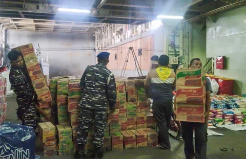 KRI Makassar-590 yang membawa bantuan logistik korban benca alam Aceh saat tiba di Pelabuhan Krueng Geukueh, Kecamatan Muara Satu, Kota Lhokseumawe, Kamis (25/12/2025).