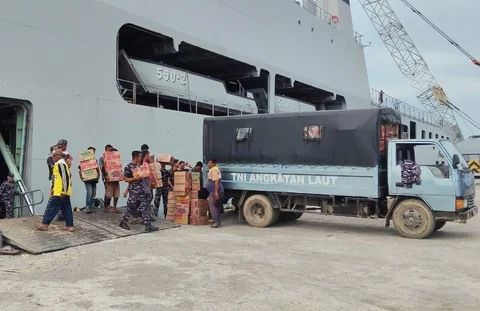 KRI Makassar-590 yang membawa bantuan logistik korban benca alam Aceh saat tiba di Pelabuhan Krueng Geukueh, Kecamatan Muara Satu, Kota Lhokseumawe, Kamis (25/12/2025).