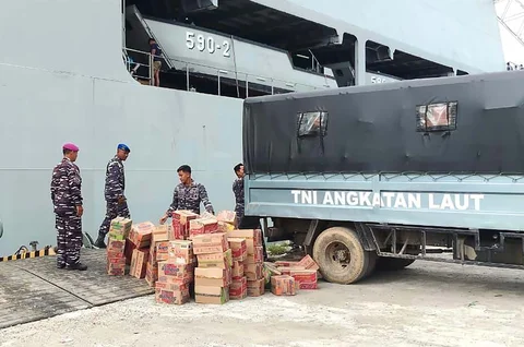 KRI Makassar-590 yang membawa bantuan logistik korban benca alam Aceh saat tiba di Pelabuhan Krueng Geukueh, Kecamatan Muara Satu, Kota Lhokseumawe, Kamis (25/12/2025).
