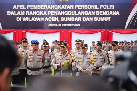 Apel pemberangkatan personel Polri dalam rangka penanggulangan bencana Sumatera di Lapangan Bhayangkara Mabes Polri, Jumat (26/12/2025).