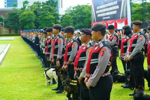 Apel pemberangkatan personel Polri dalam rangka penanggulangan bencana Sumatera di Lapangan Bhayangkara Mabes Polri, Jumat (26/12/2025).
