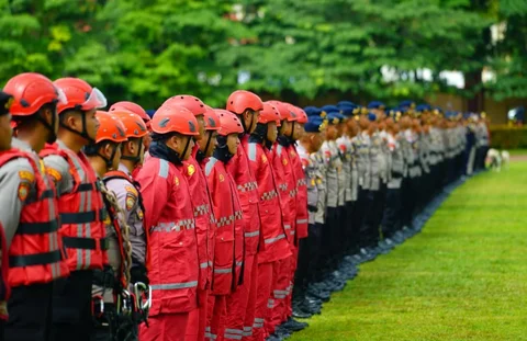 Apel pemberangkatan personel Polri dalam rangka penanggulangan bencana Sumatera di Lapangan Bhayangkara Mabes Polri, Jumat (26/12/2025).