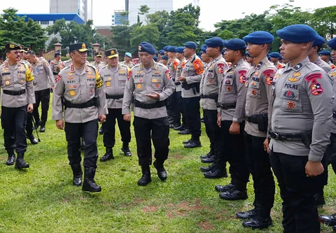 Wakil Kepala Kepolisian Republik Indonesia (Wakapolri) Komjen Pol Dedi Prasetyo saat memimpin apel pemberangkatan personel Polri di Lapangan Bhayangkara Mabes Polri, Jumat (26/12/2025).