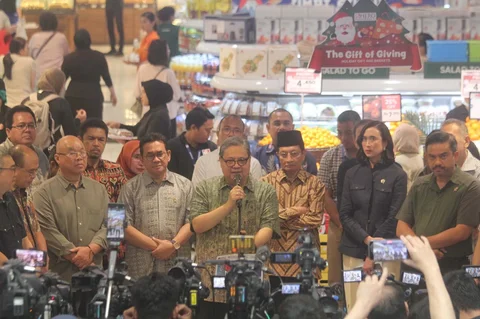 Menko Perekonomian, Airlangga Hartarto  didampingi Menteri Perdagangan, Budi Santoso , Menteri UMKM Maman Abdurrahman, Menteri Pariwisata, Widiyanti Putri Wardhana dan Menteri Agama Nasaruddin Umar saat konpers di Pondok Indah Mall 1, Jakarta, Jumat (26 Desember 2025).
