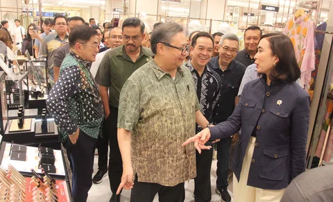 Menko Perekonomian Airlangga Hartarto didampingi Menteri UMKM Maman Abdurrahman, dan Menteri Pariwisata Widiyanti Putri Wardhana saat meninjau salah satu toko di Pondok Indah Mall 1, Jakarta, Jumat (26/12/2025).