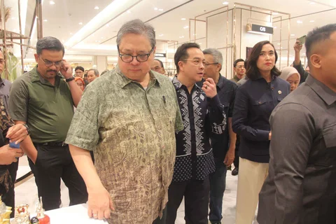 Menko Perekonomian Airlangga Hartarto didampingi Menteri UMKM Maman Abdurrahman, dan Menteri Pariwisata Widiyanti Putri Wardhana saat meninjau salah satu toko di Pondok Indah Mall 1, Jakarta, Jumat (26/12/2025).