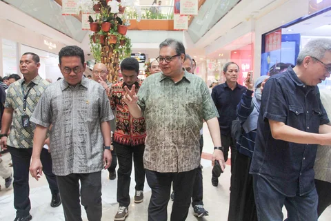 Menko Perekonomian, Airlangga Hartarto  didampingi Menteri Perdagangan, Budi Santoso saat meninjau salah satu toko di Pondok Indah Mall 1, Jakarta, Jumat (26/12/2025).