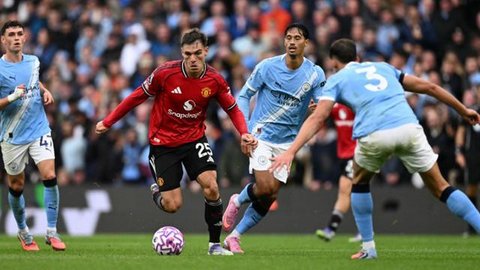 Gelandang Manchester City, Tijjani Reijnders (2 dari kanan), dalam pertandingan&nbsp;Premier League&nbsp;antara Manchester City dan Manchester United di Stadion Etihad di Manchester pada 14 September 2025. (Oli SCARFF/AFP)