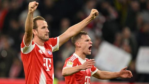 Harry Kane (kiri) dari Bayern dan Joshua Kimmich (Bayern) merayakan kemenangan mereka dalam pertandingan Bundesliga antara Bayern Munchen dan Borussia Dortmund di Munich, Jerman, Sabtu, 18 Oktober 2025. (Foto AP/Lennart Preiss)