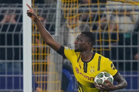 Striker Borussia Dortmund, Serhou Guirassy, merayakan gol ke gawang Barcelona pada leg kedua perempat final Liga Champions 2024/2025, di Signal Iduna Park, Kamis (16/4/2025) dini hari WIB. (AFP/Pau Barrera)
