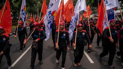 Massa buruh yang tergabung dalam Konfederasi Serikat Pekerja Seluruh Indonesia (KSPSI) dan Serikat Pekerja Nasional (SPN) demo di kawasan Patung Kuda, Jakarta, Kamis (12/5/2022). Aksi tersebu