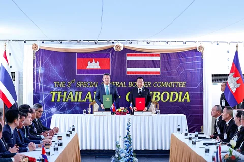 Menteri Pertahanan Kamboja Tea Seiha (kiri) dan Menteri Pertahanan Thailand Nattaphon Narkphanit (kanan) menujukkan dokumen saat pertemuan khusus Komite Perbatasan Umum (GBC) di pos pemeriksaan perbatasan di provinsi Chanthaburi, Thailand. Sabtu (27/12/2025).
