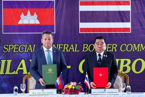 Menteri Pertahanan Kamboja Tea Seiha (kiri) dan Menteri Pertahanan Thailand Nattaphon Narkphanit (kanan) menunjukkan dokumen saat pertemuan khusus Komite Perbatasan Umum (GBC) di pos pemeriksaan perbatasan di provinsi Chanthaburi, Thailand. Sabtu (27/12/2025).