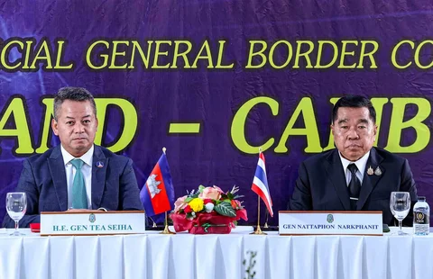 Menteri Pertahanan Kamboja Tea Seiha (kiri) dan Menteri Pertahanan Thailand Nattaphon Narkphanit (kanan) saat pertemuan khusus Komite Perbatasan Umum (GBC) di pos pemeriksaan perbatasan di provinsi Chanthaburi, Thailand. Sabtu (27/12/2025).