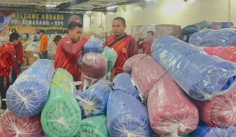Prajurit TNI Angkatan Laut menurunkan bantuan kemanusiaan dari KRI Semarang-594 di Dermaga Belawan untuk didistribusikan ke wilayah terdampak bencana Sumatera, Jumat (26/12/2025).