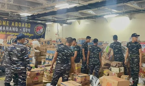 Prajurit TNI Angkatan Laut menurunkan bantuan kemanusiaan dari KRI Semarang-594 di Dermaga Belawan untuk didistribusikan ke wilayah terdampak bencana Sumatera, Jumat (26/12/2025).