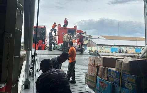Prajurit TNI Angkatan Laut menurunkan bantuan kemanusiaan dari KRI Semarang-594 di Dermaga Belawan untuk didistribusikan ke wilayah terdampak bencana Sumatera, Jumat (26/12/2025).