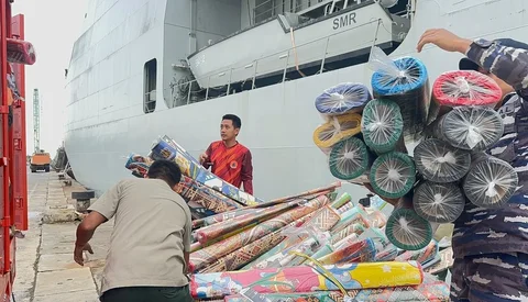 Prajurit TNI Angkatan Laut menurunkan bantuan kemanusiaan dari KRI Semarang-594 di Dermaga Belawan untuk didistribusikan ke wilayah terdampak bencana Sumatera, Jumat (26/12/2025).