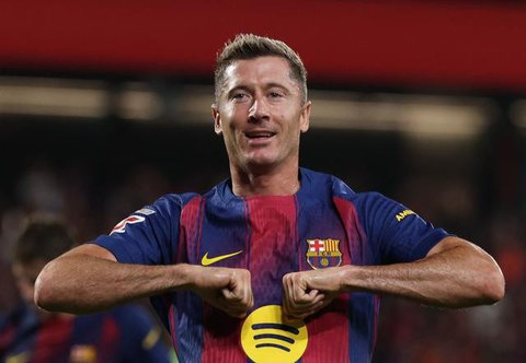 Robert Lewandowski merayakan gol yang dicetaknya ke gawang Valencia pada pekan 4 Liga Spanyol 2025/2026, Senin (15/9/2025) dini hari WIB. (Lluis GENE / AFP)