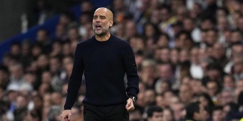Pep Guardiola memberikan instruksi dalam laga Liga Champions 2024/2025 antara Real Madrid vs Manchester City, Kamis (20/2/2025) dini hari WIB. (c) AP Photo/Manu Fernandez)