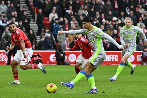 Manchester City berhasil meraih kemenangan 2-1 atas Nottingam Forest pada laga pekan ke-18 Premier League di The City Ground, Nottingham, Sabtu (27/12/2025) malam WIB. Satu dari dua gol Man City disarangkan Tijjani Reijnders. (AFP/Ben STANSALL)