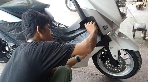 Bengkel yang menawarkan layanan pemasangan kaca film serta stiker mobil dan  motor mengalami penurunan pemasukan.