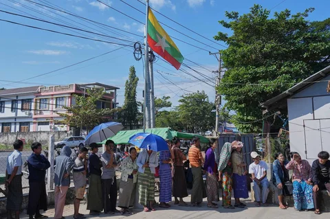 Para pemilih mengantre untuk memberikan suara mereka di tempat pemungutan suara di Naypyitaw, Myanmar, Minggu, (28/12/2025).