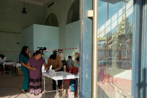 Seorang pemilih mencelupkan jarinya ke dalam botol tinta setelah memberikan suara di tempat pemungutan suara pada hari Minggu (28/12/2025) di Yangon, Myanmar.