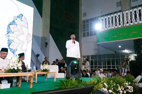 Gus Ipul saat doa bersama Satu NU, Satu Bangsa yang digelar di Masjid Raya KH Hasyim Asy&rsquo;ari,